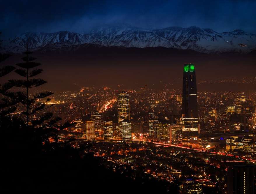 Por que visitar: Santiago é uma cidade moderna, cercada pela majestosa Cordilheira dos Andes. Ideal para quem curte vinhos, a região adquire destaque pelas vinícolas que oferecem degustações.
