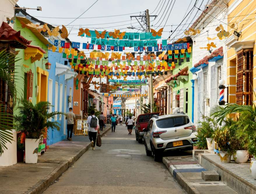 Por que visitar: Cartagena é famosa por sua cidade murada, praias tropicais e rica herança histórica. É um dos "Destinos Incríveis" que mistura história e beleza natural.
