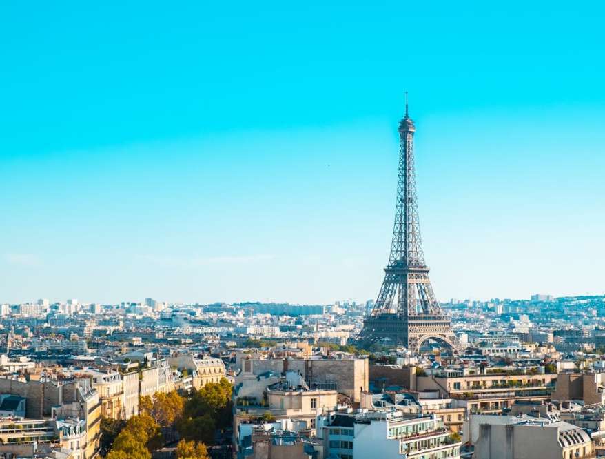Paris é sinônimo de romance e cultura. Esta cidade mágica possui lugares imperdíveis que atraem viajantes de todas as partes do mundo, desde a icônica Torre Eiffel até os encantadores cafés nas ruas de Montmartre. Conhecer Paris é mergulhar em uma atmosfera única, repleta de arte, história e charme.