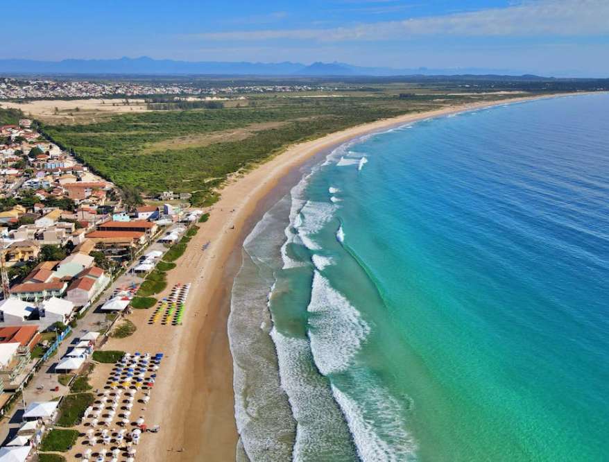 Cabo Frio é a cidade mais icônica da Região dos Lagos , famosa por suas extensas praias de areias brancas e finas.