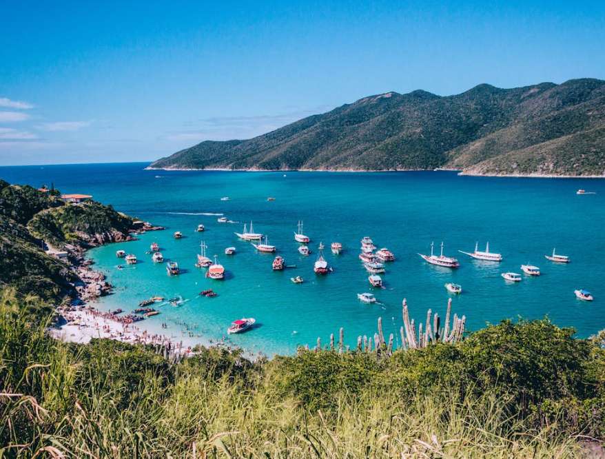 Arraial do Cabo é famosa por suas praias que mais se assemelham ao Caribe, com águas cristalinas e uma biodiversidade marinha fascinante.
