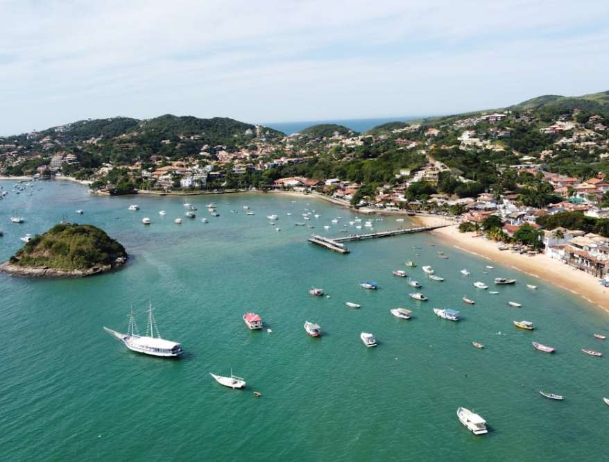 Com suas mais de 20 praias, Búzios é um dos destinos mais sofisticados da Região dos Lagos .