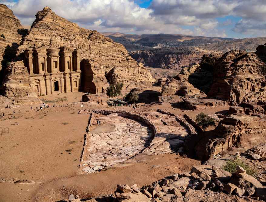 Uma das Novas Maravilhas do MundoPetra, frequentemente chamada de "Cidade Rosa", é famosa por suas impressionantes estruturas escavadas na rocha. Esses lugares imperdíveis atraem turistas de todo o mundo, oferecendo um vislumbre da engenharia antiga e da beleza natural que tornam essa cidade jordaniana um destino fascinante e inesquecível.