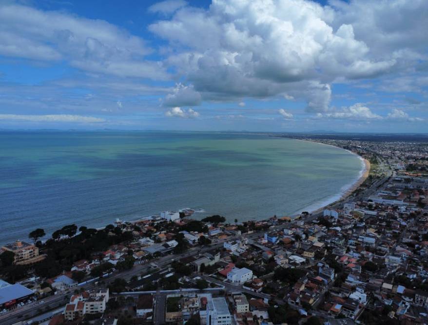 Rio das Ostras é um destino que combina praia e cultura, famoso por suas festas e festivais ao longo do ano.