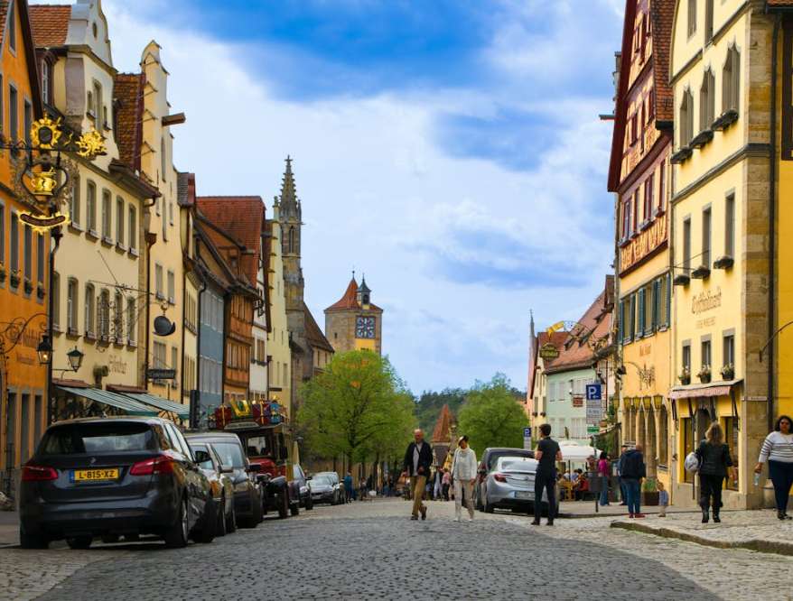 Rothenburg ob der Tauber é uma das cidades medievais mais intactas da Alemanha, mantendo seu charme histórico.