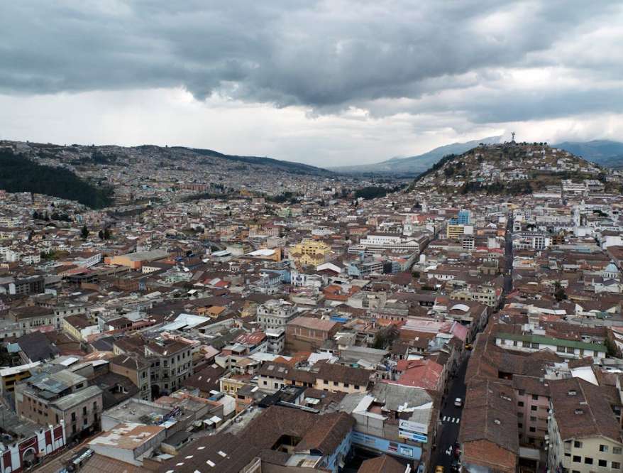 Por que visitar: Quito impressiona com sua arquitetura colonial e está localizada a uma altitude que oferece vistas deslumbrantes das montanhas andinas.