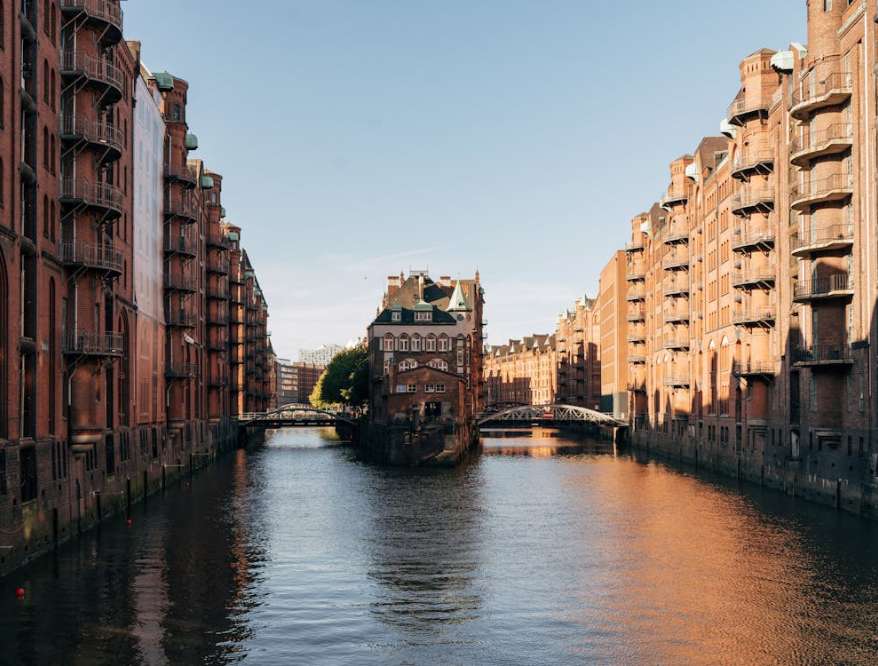 Speicherstadt, o famoso distrito dos armazéns de Hamburgo, é reconhecido como Patrimônio Mundial da UNESCO e se destaca como um dos destinos mais encantadores da Alemanha.