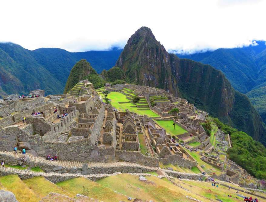 Machu Picchu, uma antiga cidade inca "perdida" nas montanhas do Peru, foi redescoberta em 1911 por Hiram Bingham. Os lugares imperdíveis desta maravilha arqueológica atraem viajantes que desejam explorar sua história fascinante e admirar suas estruturas impressionantes, cercadas por uma natureza exuberante que realça ainda mais seu mistério e grandeza.