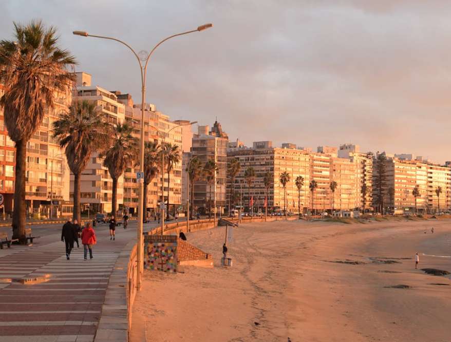 Para quem visita: A capital Uruguai é conhecida por sua atmosfera relaxante e acolhedora, perfeita para quem busca tranquilidade e belas praias.