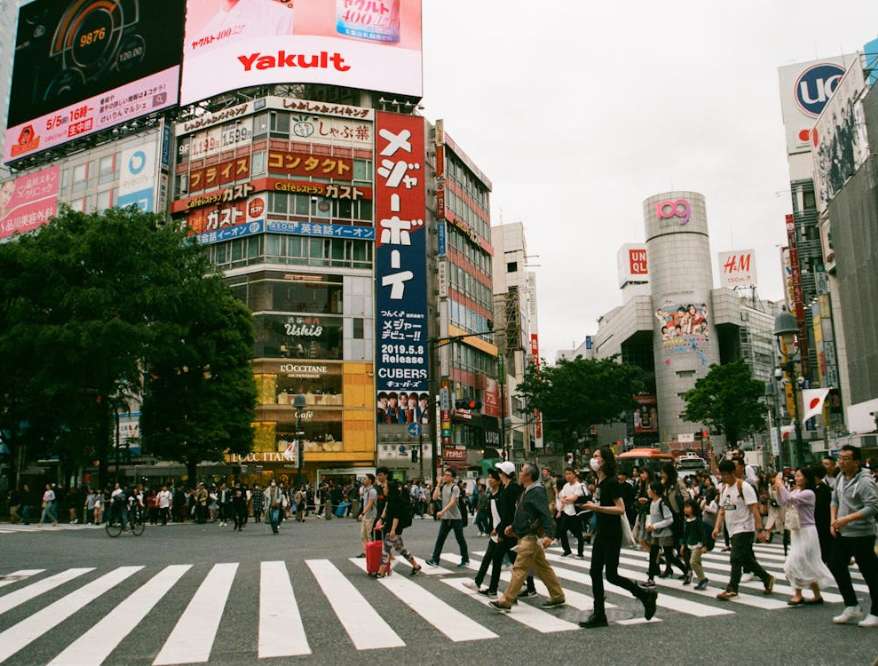 Um Centro de ContrastesTóquio, uma capital vibrante do Japão, é uma metrópole que combina o ultramoderno com o tradicional. Os lugares imperdíveis dessa cidade oferecem apenas uma experiência singular, onde arranha-céus impressionantes coexistem com templos antigos, refletindo a rica tapeçaria cultural que torna um destino fascinante.