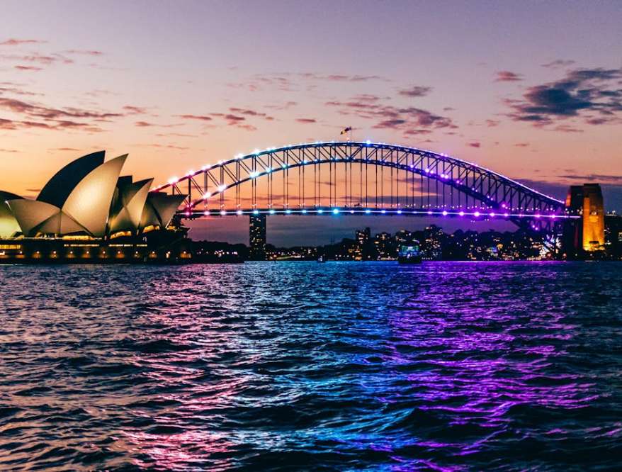 Ícones CulturaisSydney é famosa por sua baía deslumbrante e arquitetura icônica. A Sydney Opera House , com seu design inovador, é um dos lugares imperdíveis que atrai visitantes de todo o mundo, simbolizando uma cultura vibrante e o charme desta cidade australiana.