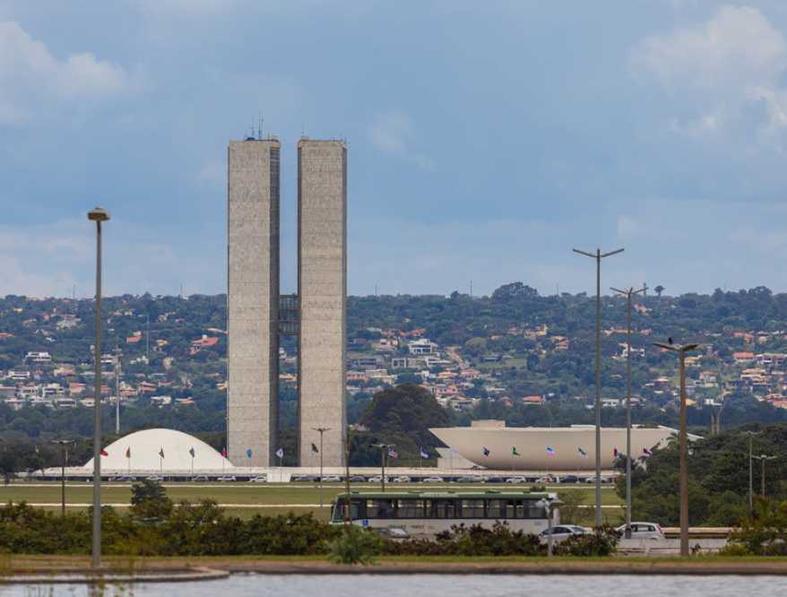 Por que visitar: Brasília é uma capital moderna com arquitetura única e planejada, oferecendo aos visitantes um olhar sobre a história e a cultura do Brasil.