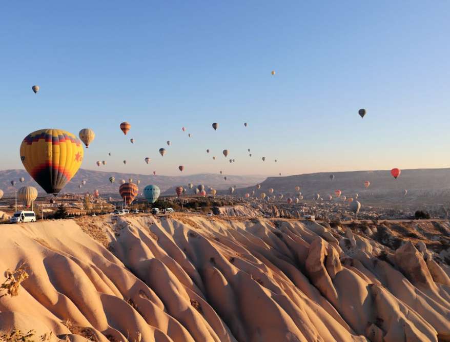 As Formações Geológicas ÚnicasA Capadócia é reconhecida pelas suas "chaminés de fada", que são lugares imperdíveis e formações de rocha únicas criadas pela erosão. Essa região fascinante na Turquia oferece paisagens surreais e uma experiência inesquecível, atraindo visitantes que desejam explorar suas belezas naturais e históricas.